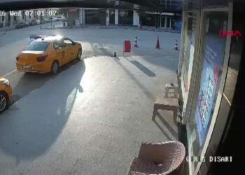 Satırla bir saatte 3 kişiyi yaraladı