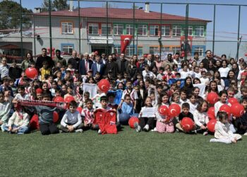 Samsunsporlu futbolcular, 23 Nisan Ulusal Egemenlik ve Çocuk Bayramı için çocuklarla buluştu