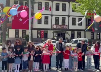 Miniklerden geri dönüşüm malzemeleriyle 23 Nisan sergisi