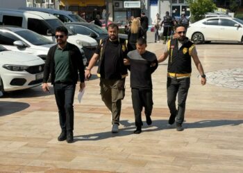 Polisi karşısında gören firari hükümlü, ayakkabısız kaçmaya çalıştı