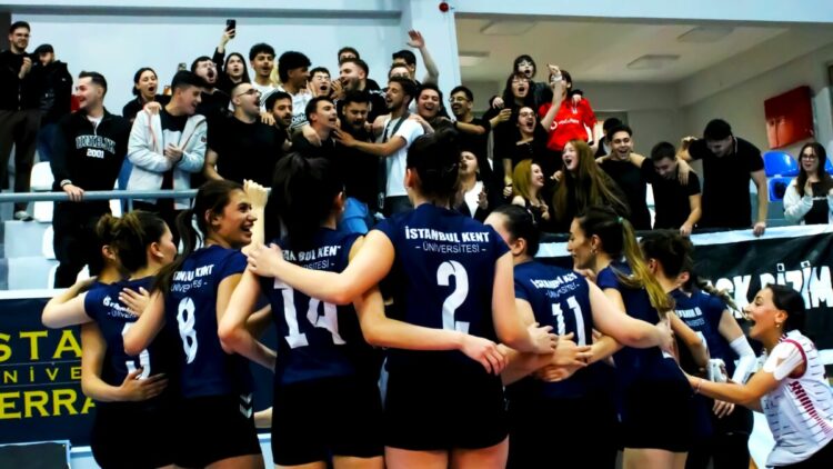 İstanbul Kent Üniversitesi Voleybol Kadın Takımı şampiyon oldu
