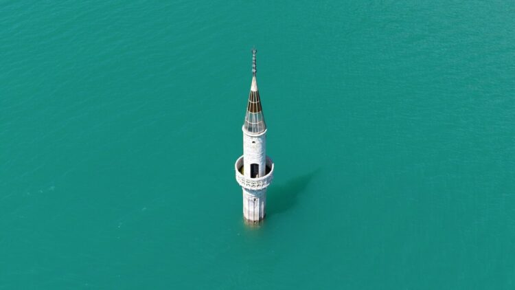 Baraj doldu, eski mahalleden geriye sadece minarenin bir bölümü kaldı