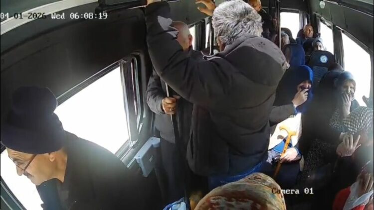 Minibüs şoförü Demet, aracında rahatsızlanan yolcuyu sağlık ekiplerine ulaştırdı