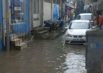 Balıkesir'de sağanak; cadde ve sokaklar göle döndü