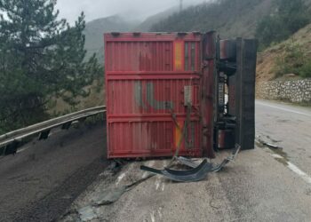 Bariyerlere çarpan kömür yüklü TIR devrildi