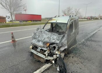 Sürücüsünün direksiyonda rahatsızlandığı araç, cip ile bariyerlere çarpıp alev aldı