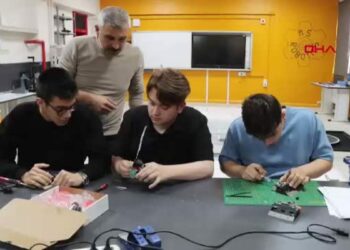 Lise öğrencileri Yunanistan’daki robot yarışmasında kategorilerinde birinci oldu