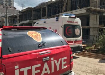 İnşaatta akıma kapılıp 3’üncü kattan düşen işçi yaralandı