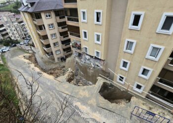 İstinat duvarı çöktü; 7 katlı binanın 2 katı tahliye edildi