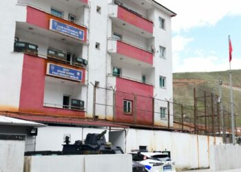 Ehliyet sınavına kopya düzeneğiyle giren şüphelilere suçüstü