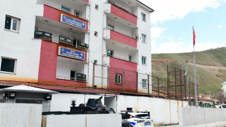 Ehliyet sınavına kopya düzeneğiyle giren şüphelilere suçüstü