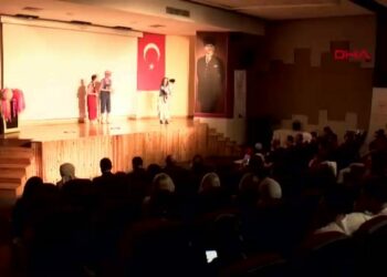 Hastanede minikler kukla gösterisiyle 23 Nisan coşkusu
