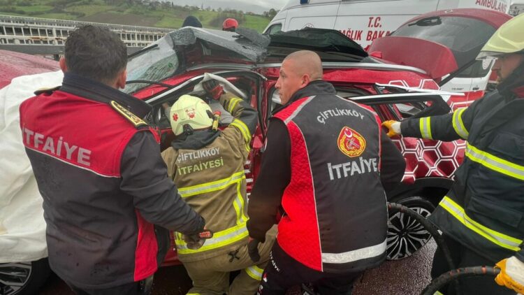Otomobil TIR’a çarptı; 4 yaralı
