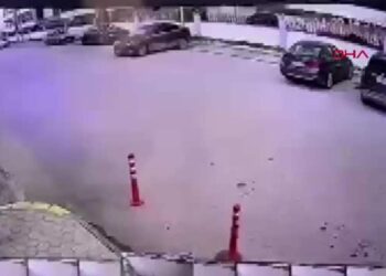 Eskişehir’de kuvvetli rüzgar çatı uçurdu; o anlar kamerada