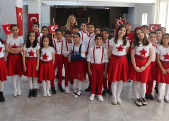 Ceviz kabuğu, fasulye, pet bardaklardan yaptıkları bayrakları sergilediler