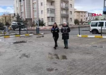 Kars'ta kadın polisler dolandırıcılara karşı ev ve iş yerlerini gezerek uyarıda bulundu