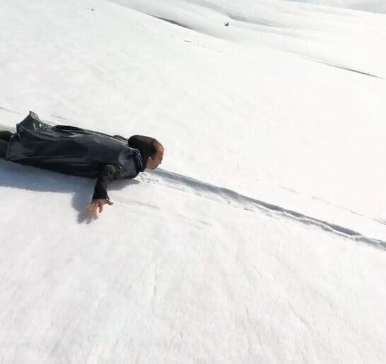 Kösedağ'ın zirvesinde nisan ayında 'poşetli' kayak