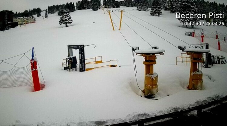Uludağ'da nisan ayında kar yağışı; kar kalınlığı 1 metre