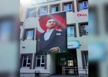 Polisler, ilkokul öğrencilerinin bayramını etkinlikle kutladı