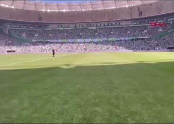 Bursa-2'nci Lig şampiyonu Bursaspor, taraftar rekoruyla da Süper Lig şampiyonlarını geride bıraktı