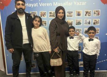 Önce kızı, sonra ikiz çocukları kemik iliği nakli ile hayata tutundu