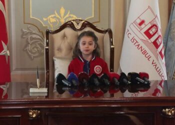 İstanbul Valisi Gül, 23 Nisan'da koltuğunu 2'nci sınıf öğrencisi Asmin Ayşe Aslan'a devretti