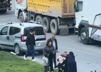 Kağıthane’de kazada yaralanan kadın sinir krizi geçirdi; kucağındaki bebekle kamyonet sürücüsüne bağırdı