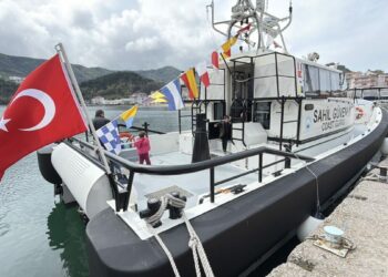 Amasra'da çocuklar sahil güvenlik botunu gezdi