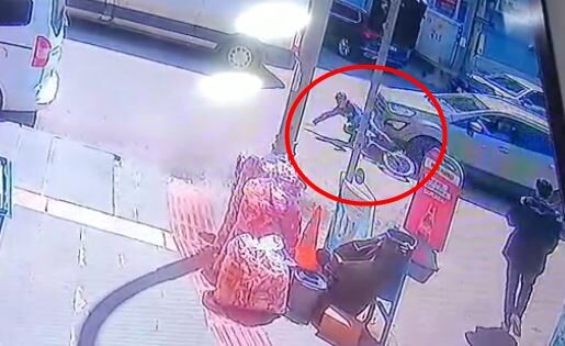 Otomobilin altında kalan çocuğun 10 metre sürüklendiği kaza kamerada