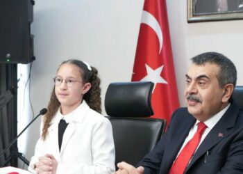 Bakan Tekin, koltuğunu 11 yaşındaki Defne'ye devretti