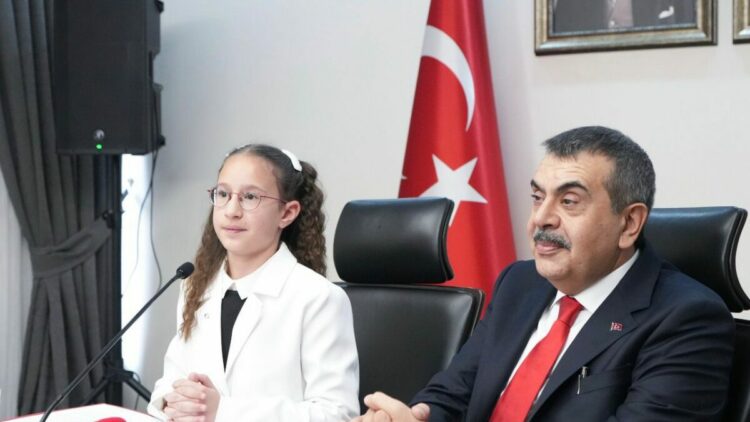 Bakan Tekin, koltuğunu 11 yaşındaki Defne'ye devretti