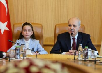 TBMM Başkanı Kurtulmuş, koltuğunu 6'ncı sınıf öğrencisi İnci'ye devretti