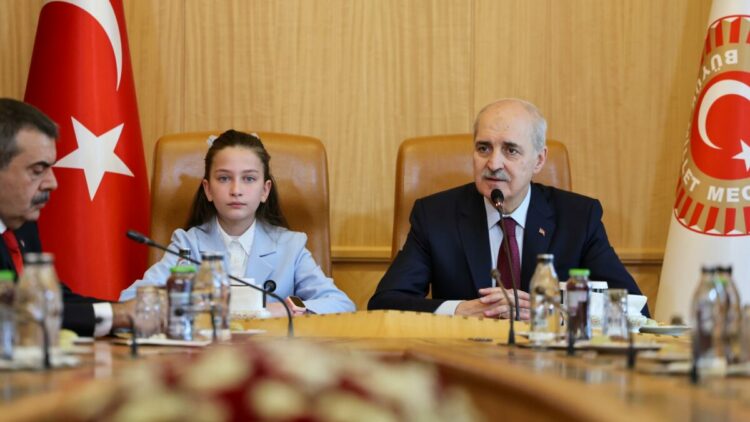 TBMM Başkanı Kurtulmuş, koltuğunu 6'ncı sınıf öğrencisi İnci'ye devretti