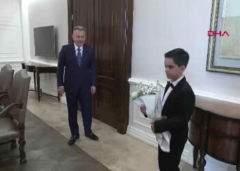 İzmir Valisi Elban, makamını 4’üncü sınıf öğrencisi Can'a devretti
