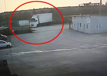 Kamyona çarpan minibüsün sürücüsü yaralandı; kaza kamerada