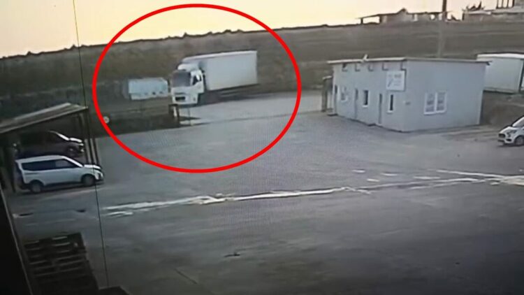 Kamyona çarpan minibüsün sürücüsü yaralandı; kaza kamerada