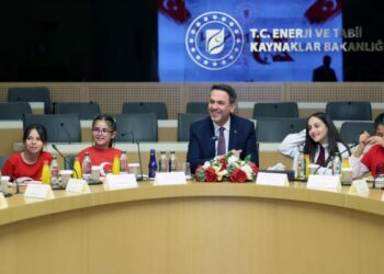 Bakan Bayraktar, çocuklarla bir araya geldi
