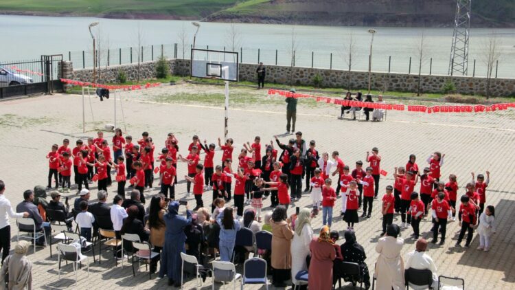 7 öğrencili okulda 77 kişinin katılımı ile 23 Nisan coşkusu