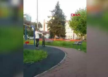 Parkta oyuncak silahla atış talimi kamerada