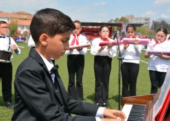 10 yaşındaki Yusuf piyano çaldı, arkadaşları melodikalarla eşlik etti