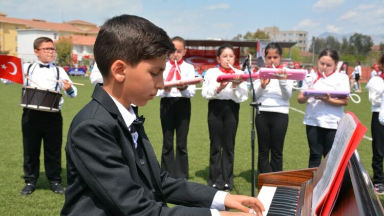 10 yaşındaki Yusuf piyano çaldı, arkadaşları melodikalarla eşlik etti