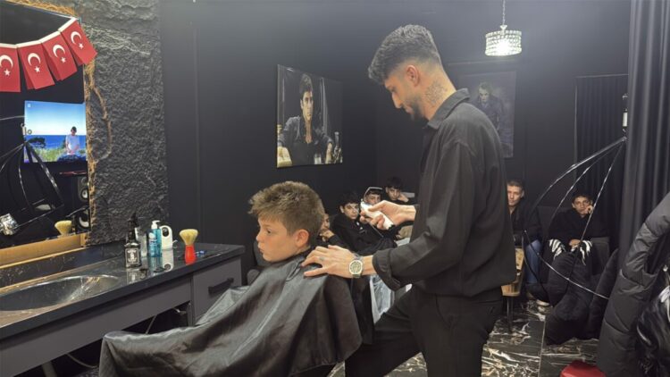 Çocukları tıraş ederek 23 Nisan hediyesi verdi