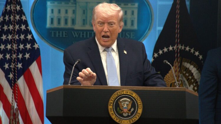 Trump'tan ABD Donanması’na talimat: Hürmüz Boğazı'na mayın döşeyen tekneleri vurun