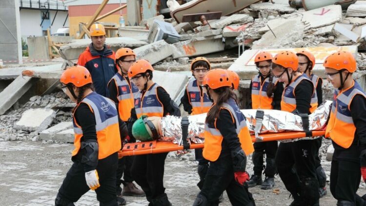 İzmir'de 'afeti' çocuklar yönetti