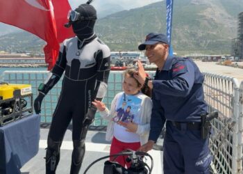 TCG Karpaz ve TCSG Yaşam gemileri, Hatay'da ziyarete açıldı