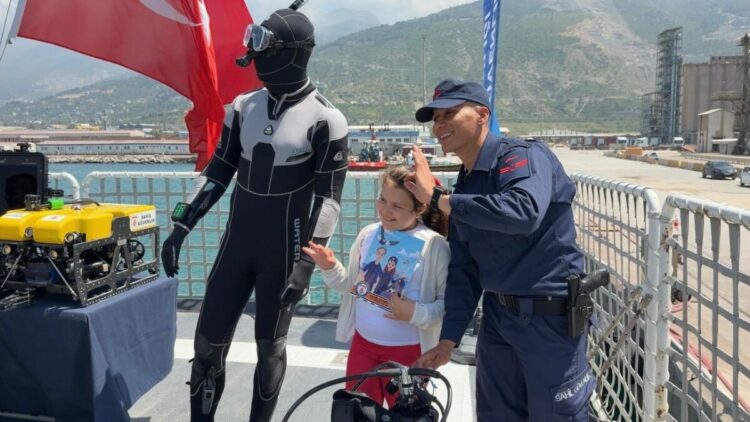 TCG Karpaz ve TCSG Yaşam gemileri, Hatay'da ziyarete açıldı