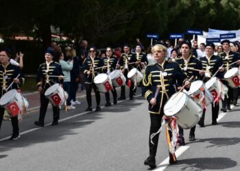 Alaçatı Ot Festivali'nde renkli kortej