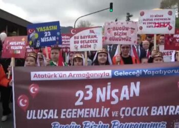 Bursa sokaklarında çocuklardan 23 Nisan korteji
