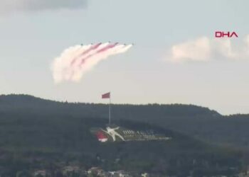 Çanakkale'de Türk Yıldızları'ndan gösteri uçuşu