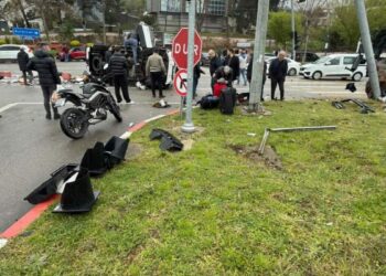 Kamyonetin sinyalizasyon direğine çarptığı kaza araç kamerasında; 4 yaralı